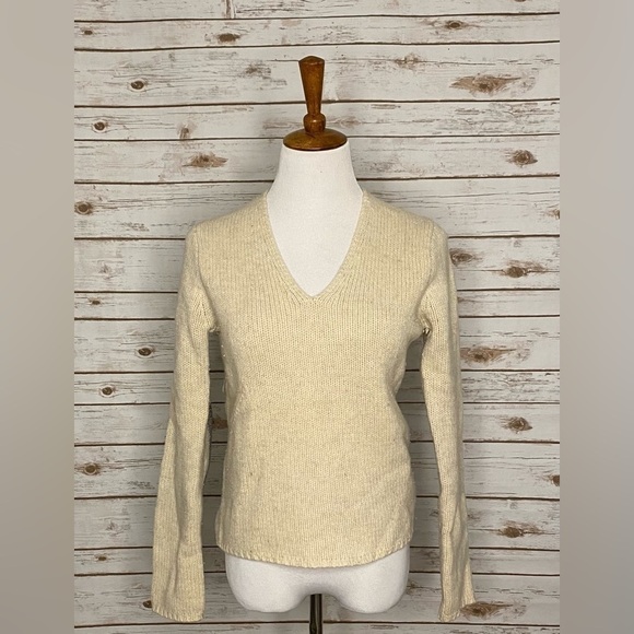 J. Crew classic cream 100% lambs wool V-neck sweater Size Medium - Picture 1 of 5